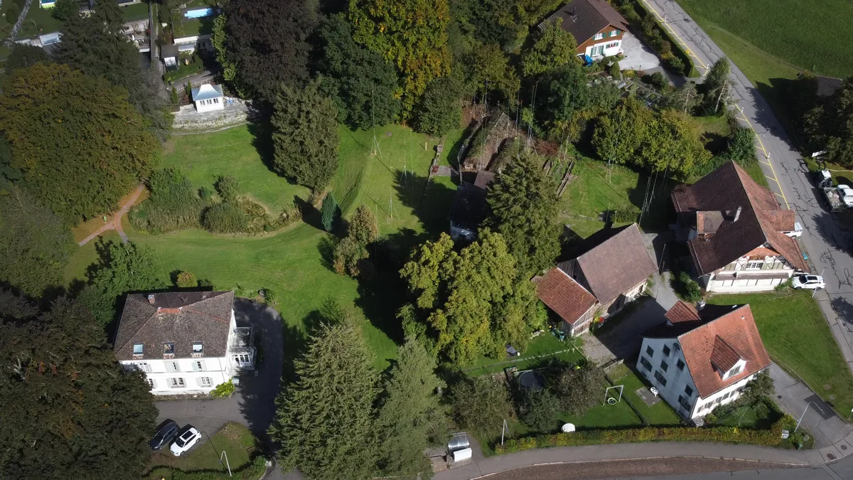 Der sanierte Teepavillon wird eingeweiht.